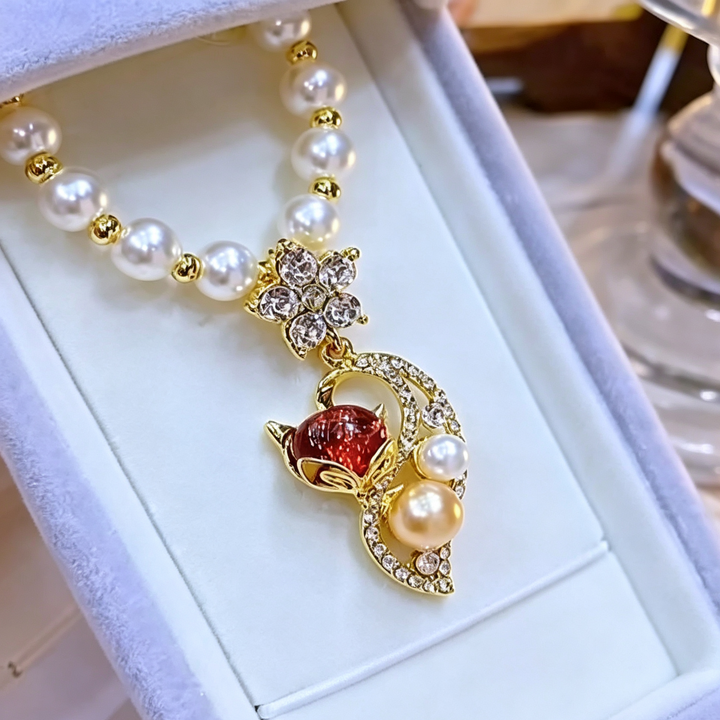 Red fox pearl light luxury necklace